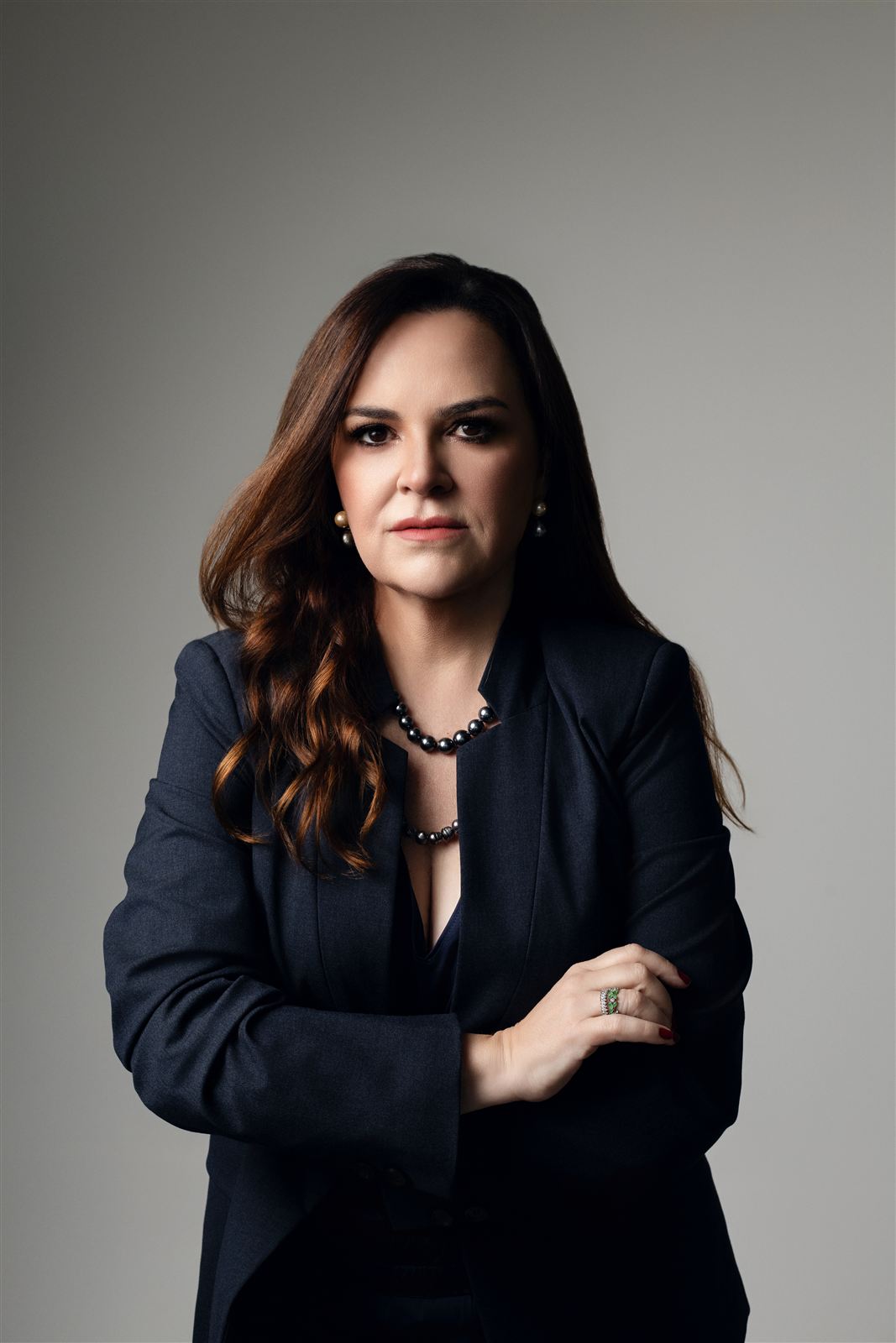 Retrato de Carol Cunha Melo com os braços cruzados
